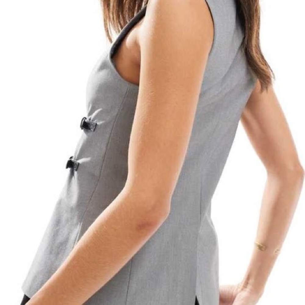 Gray Sleeveless Vest with Buckle Detail - Picture 5 of 6
